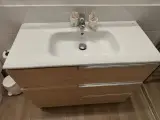 Ducha del baño del Apartamento Exterior con mampara de cristal, grifería cromada y toalla gris en el suelo